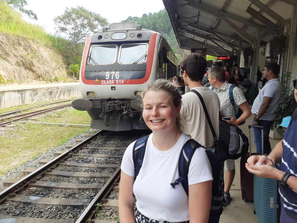 Guest at Nanu-Oya train station in the Sri Lanka hill country