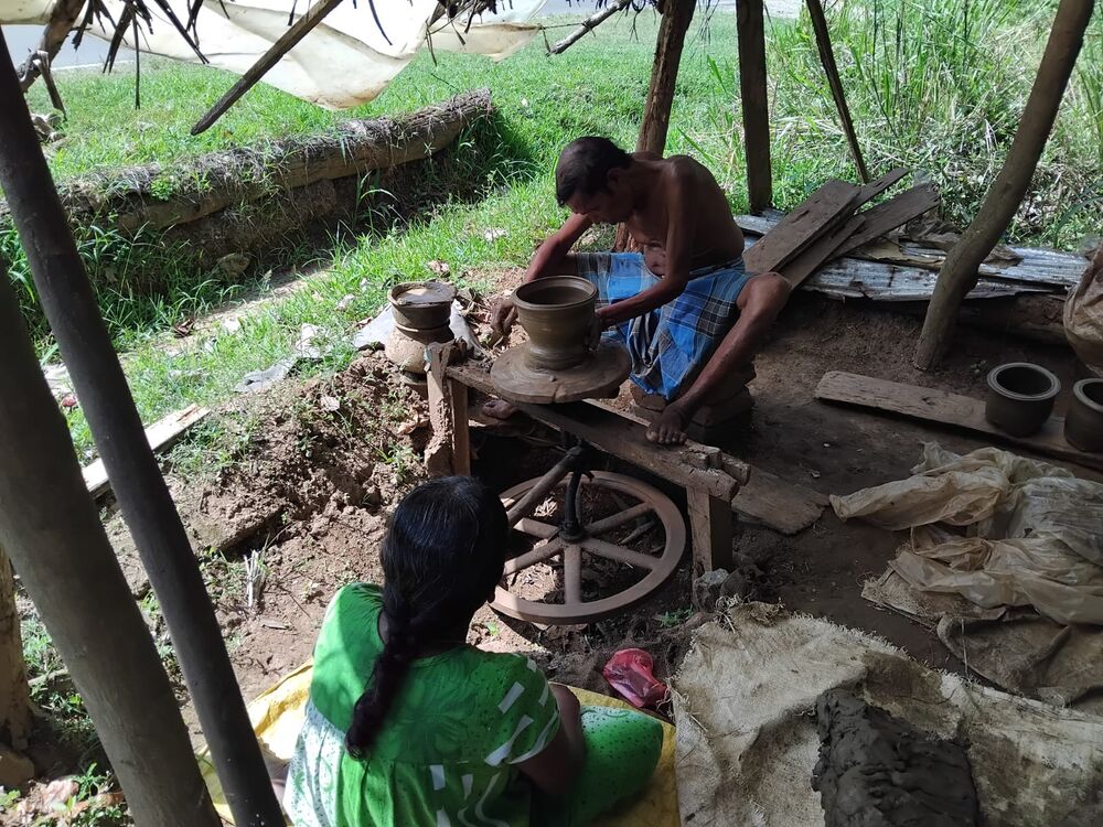 Local potter at the wheel, traditional Sri Lankan pottery